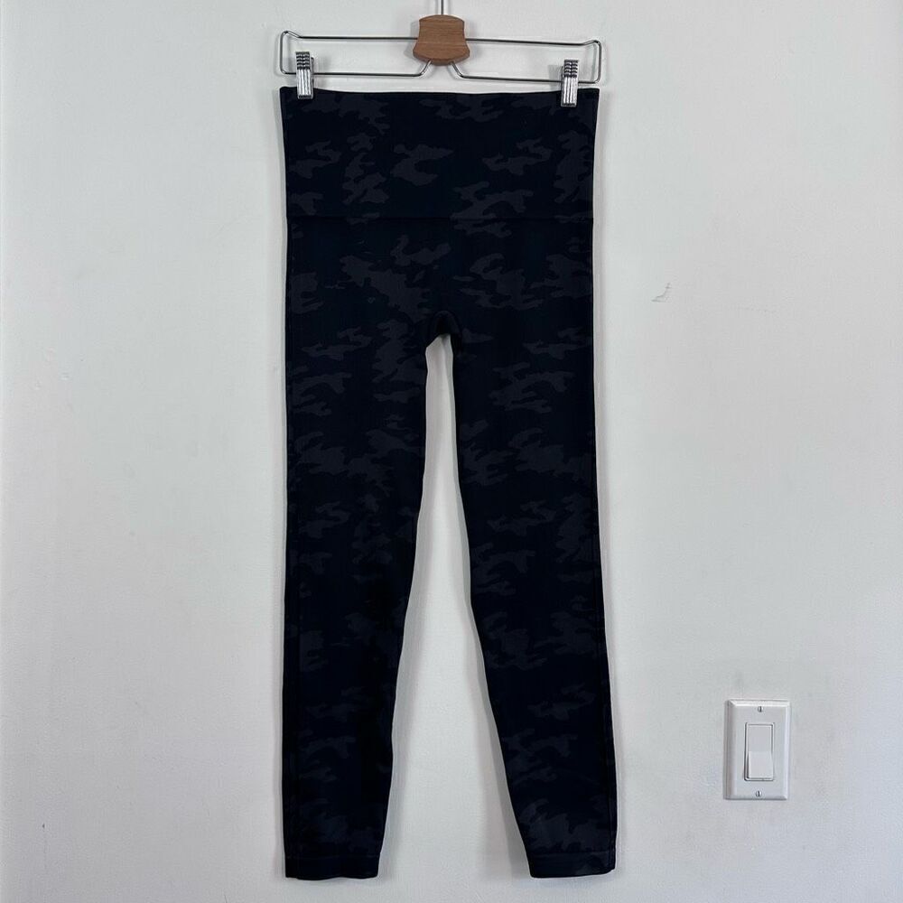 Spanx Look At Me Now Seamless Leggings in Camo Size L - Picture 2 of 8